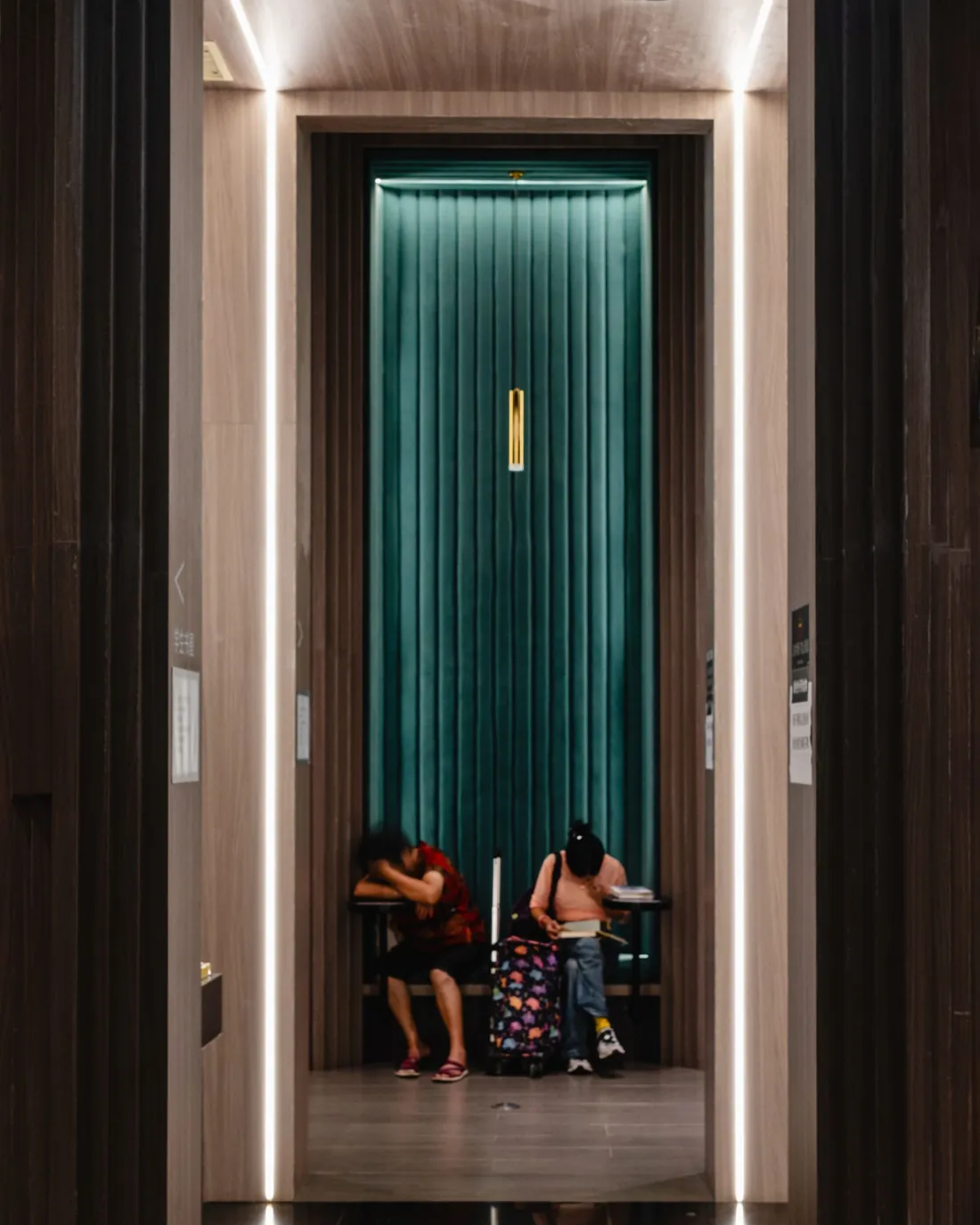 Pasillo de un hotel de lujo con iluminación tenue