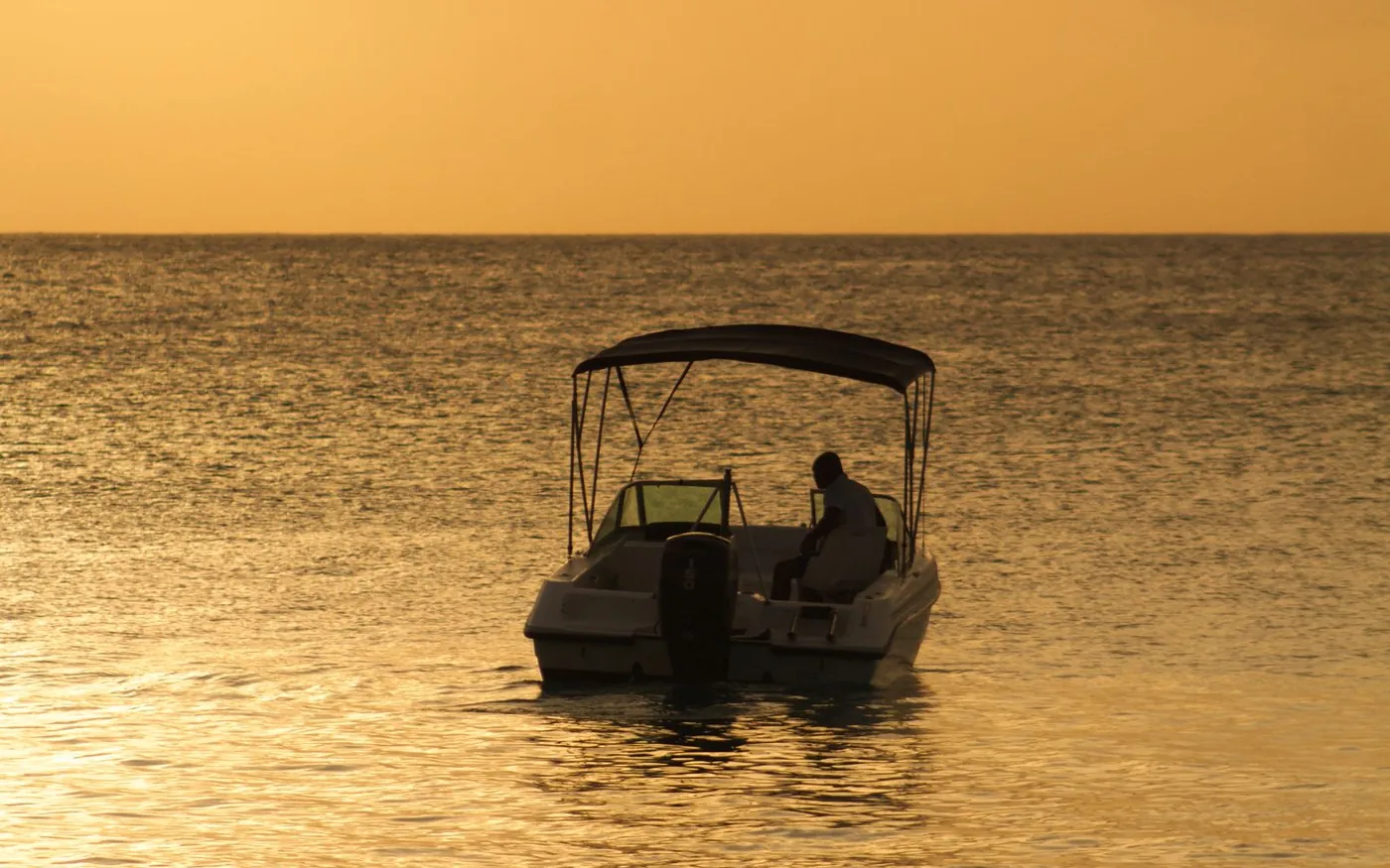 Bote en el mar al atardecer dorado